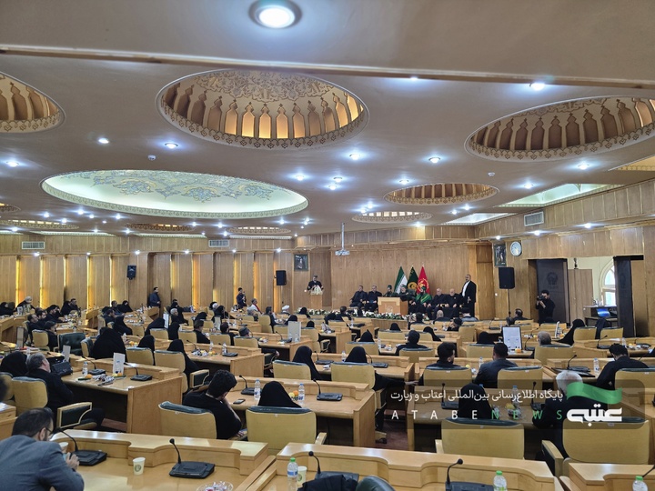 وفدُ العتبةِ الحسينيةِ المقدسة يُحيي عوائلَ الشهداء الإيرانية في مشهد