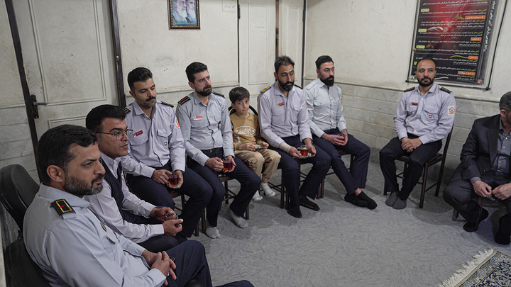 تکریم مجروحان آتشنشان جنگ رمضان توسط خادمان کریمه اهل بیت (س)