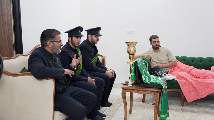 تکریم مجروحان آتشنشان جنگ رمضان توسط خادمان کریمه اهل بیت (س)