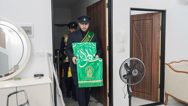 تکریم مجروحان آتشنشان جنگ رمضان توسط خادمان کریمه اهل بیت (س)