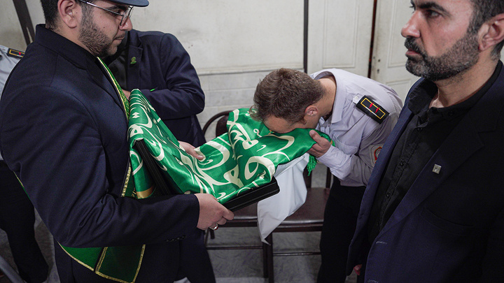 تکریم مجروحان آتشنشان جنگ رمضان توسط خادمان کریمه اهل بیت (س)