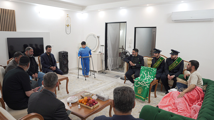 تکریم مجروحان آتشنشان جنگ رمضان توسط خادمان کریمه اهل بیت (س)