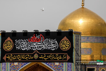 تركيب لافتات بمناسبة استشهاد الإمام الصادق (علیه السلام)في الحرم الرضوي الشریف