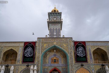 نصب کتیبه‌های شهادت امام صادق علیه‌السلام در حرم مطهر علوی