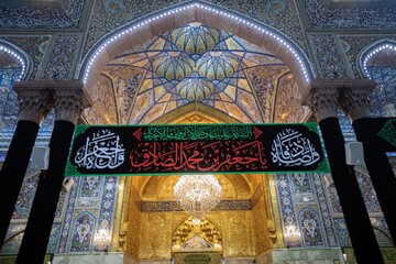 نصب کتیبه‌های شهادت امام صادق علیه‌السلام در حرم مطهر حسینی