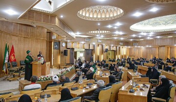 عطر سیب در صحن آفتاب؛ وقتی خادمان کربلا به پابوس خانواده شهدای مشهد آمدند