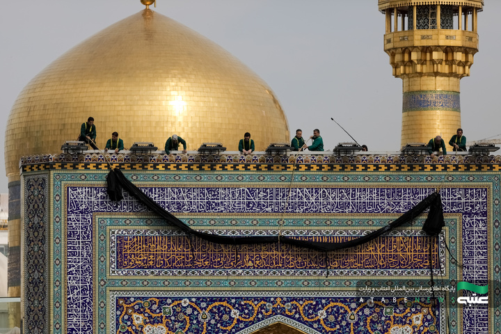 تركيب لافتات بمناسبة شهادة أمير المؤمنين(علیه السلام)في الحرم الرضوي الشریف