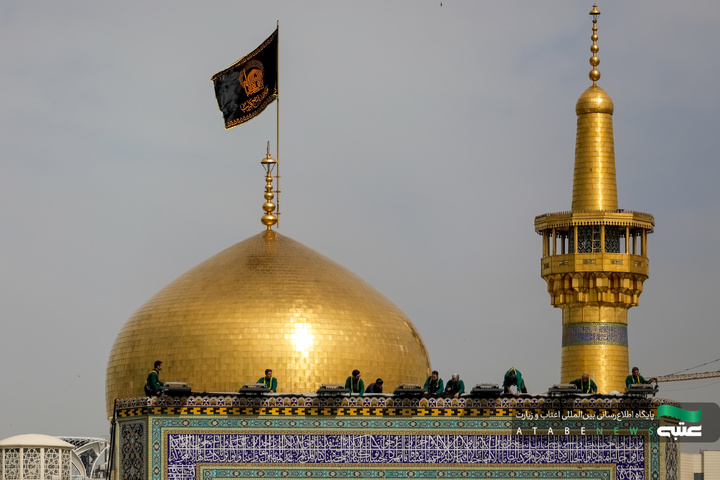 تركيب لافتات بمناسبة شهادة أمير المؤمنين(علیه السلام)في الحرم الرضوي الشریف