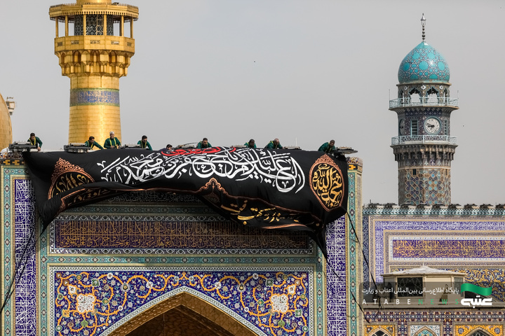 تركيب لافتات بمناسبة شهادة أمير المؤمنين(علیه السلام)في الحرم الرضوي الشریف