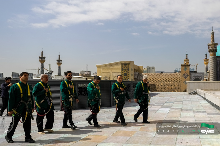 تركيب لافتات بمناسبة شهادة أمير المؤمنين(علیه السلام)في الحرم الرضوي الشریف