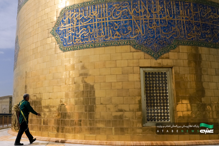 تركيب لافتات بمناسبة شهادة أمير المؤمنين(علیه السلام)في الحرم الرضوي الشریف