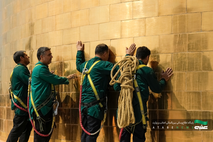 تركيب لافتات بمناسبة شهادة أمير المؤمنين(علیه السلام)في الحرم الرضوي الشریف