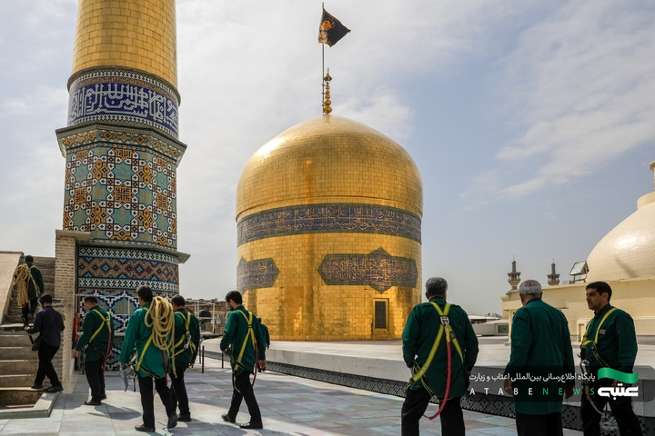 تركيب لافتات بمناسبة شهادة أمير المؤمنين(علیه السلام)في الحرم الرضوي الشریف