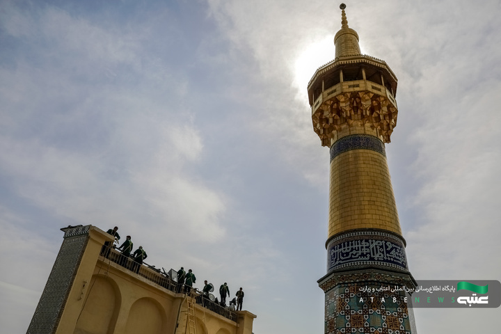 تركيب لافتات بمناسبة شهادة أمير المؤمنين(علیه السلام)في الحرم الرضوي الشریف