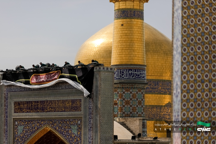 تركيب لافتات بمناسبة شهادة أمير المؤمنين(علیه السلام)في الحرم الرضوي الشریف