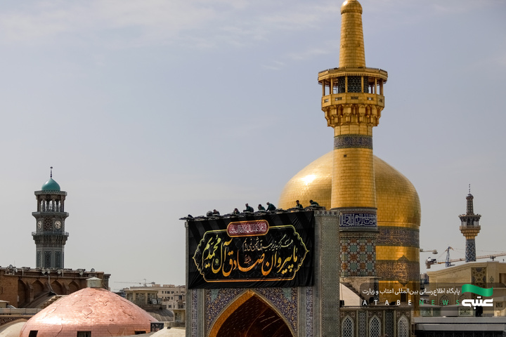 تركيب لافتات بمناسبة شهادة أمير المؤمنين(علیه السلام)في الحرم الرضوي الشریف