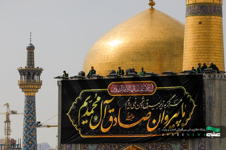 تركيب لافتات بمناسبة شهادة أمير المؤمنين(علیه السلام)في الحرم الرضوي الشریف