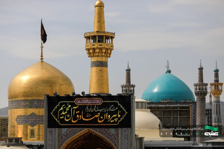 تركيب لافتات بمناسبة شهادة أمير المؤمنين(علیه السلام)في الحرم الرضوي الشریف