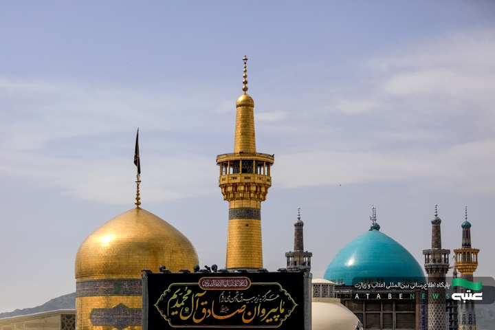 تركيب لافتات بمناسبة شهادة أمير المؤمنين(علیه السلام)في الحرم الرضوي الشریف