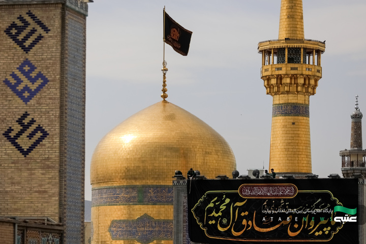 تركيب لافتات بمناسبة شهادة أمير المؤمنين(علیه السلام)في الحرم الرضوي الشریف