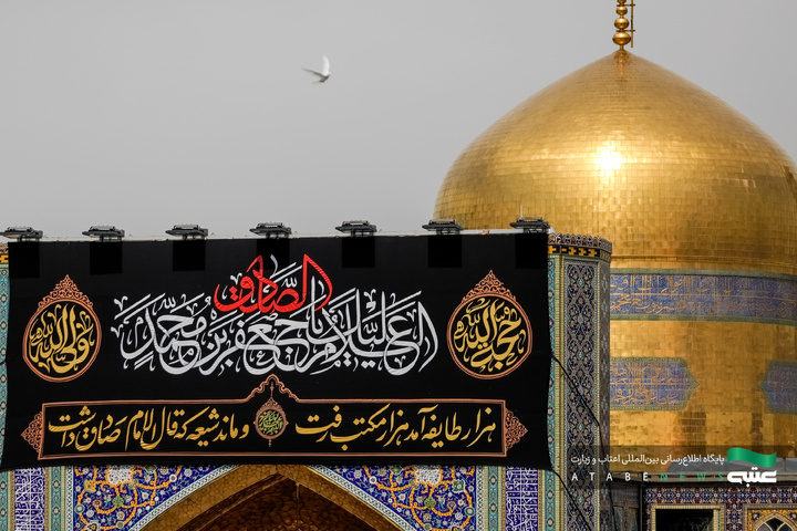 تركيب لافتات بمناسبة شهادة أمير المؤمنين(علیه السلام)في الحرم الرضوي الشریف