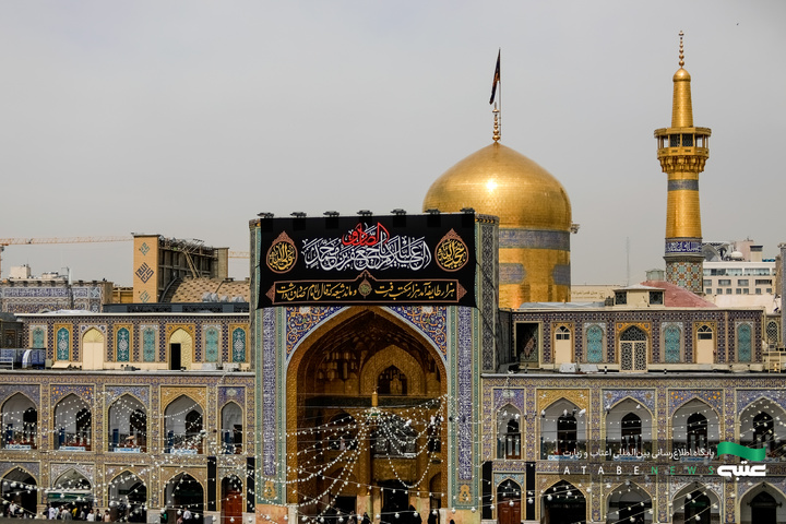 تركيب لافتات بمناسبة شهادة أمير المؤمنين(علیه السلام)في الحرم الرضوي الشریف