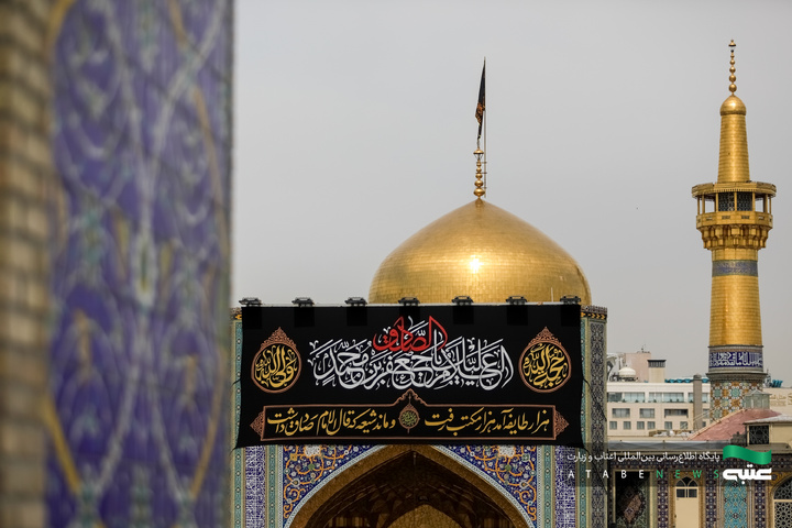 تركيب لافتات بمناسبة شهادة أمير المؤمنين(علیه السلام)في الحرم الرضوي الشریف