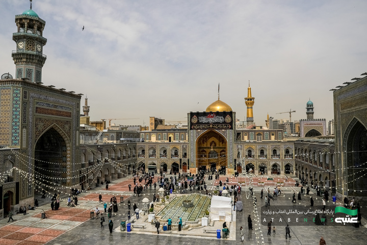 تركيب لافتات بمناسبة شهادة أمير المؤمنين(علیه السلام)في الحرم الرضوي الشریف