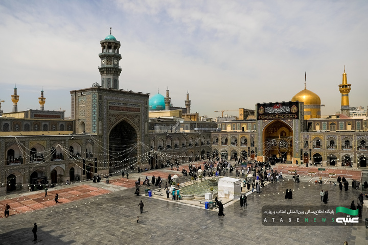 تركيب لافتات بمناسبة شهادة أمير المؤمنين(علیه السلام)في الحرم الرضوي الشریف