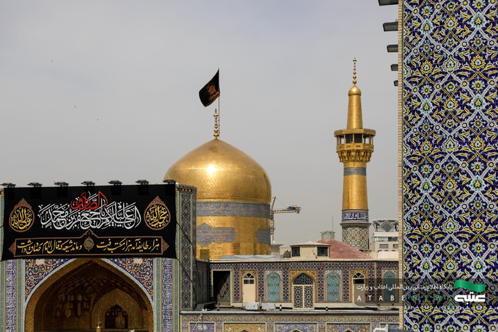 تركيب لافتات بمناسبة شهادة أمير المؤمنين(علیه السلام)في الحرم الرضوي الشریف