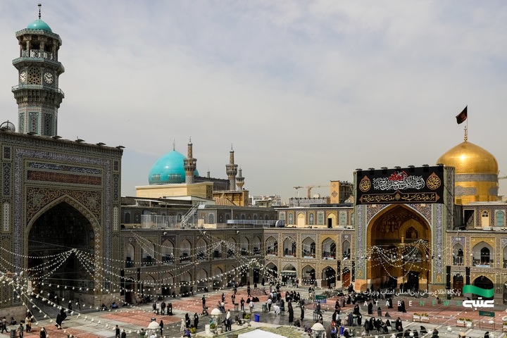 تركيب لافتات بمناسبة شهادة أمير المؤمنين(علیه السلام)في الحرم الرضوي الشریف