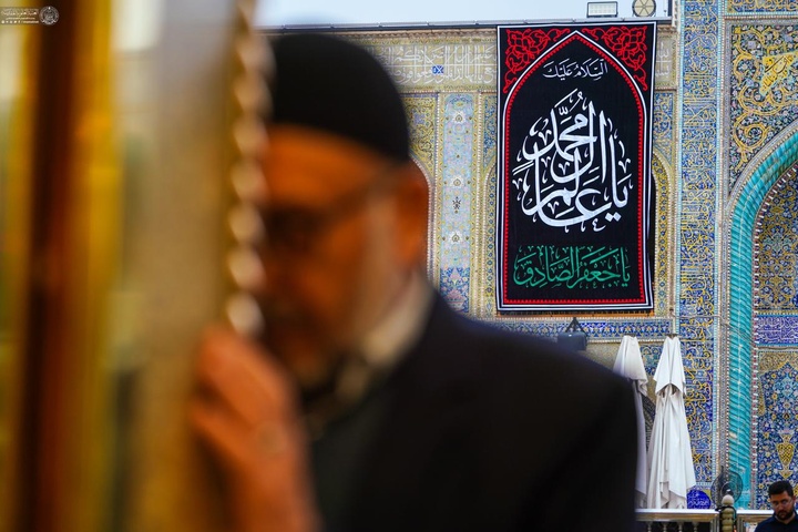 نصب کتیبه‌های شهادت امام صادق علیه‌السلام در حرم مطهر علوی