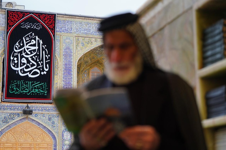 نصب کتیبه‌های شهادت امام صادق علیه‌السلام در حرم مطهر علوی