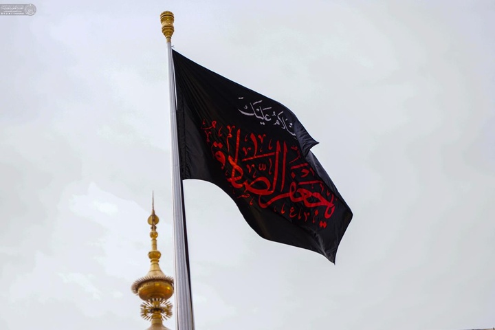 نصب کتیبه‌های شهادت امام صادق علیه‌السلام در حرم مطهر علوی