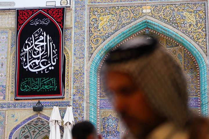 نصب کتیبه‌های شهادت امام صادق علیه‌السلام در حرم مطهر علوی