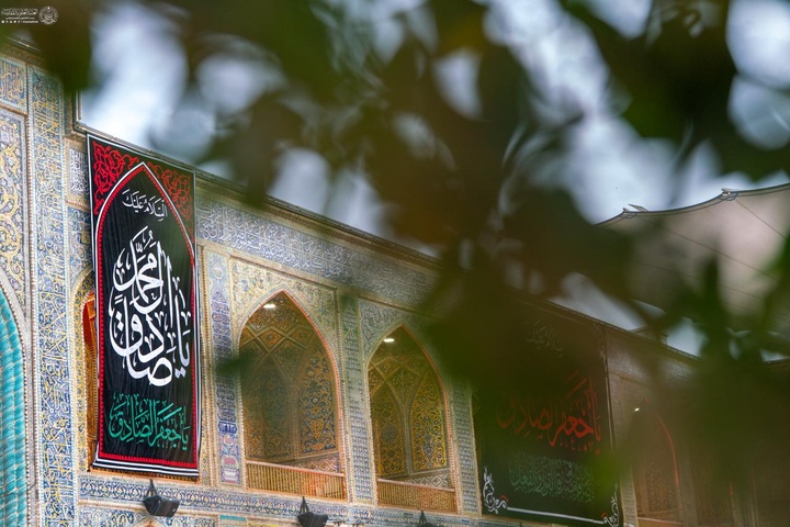 نصب کتیبه‌های شهادت امام صادق علیه‌السلام در حرم مطهر علوی