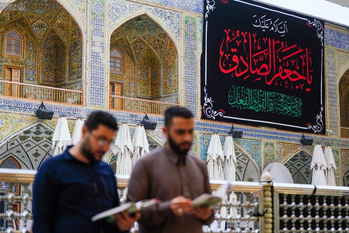 نصب کتیبه‌های شهادت امام صادق علیه‌السلام در حرم مطهر علوی