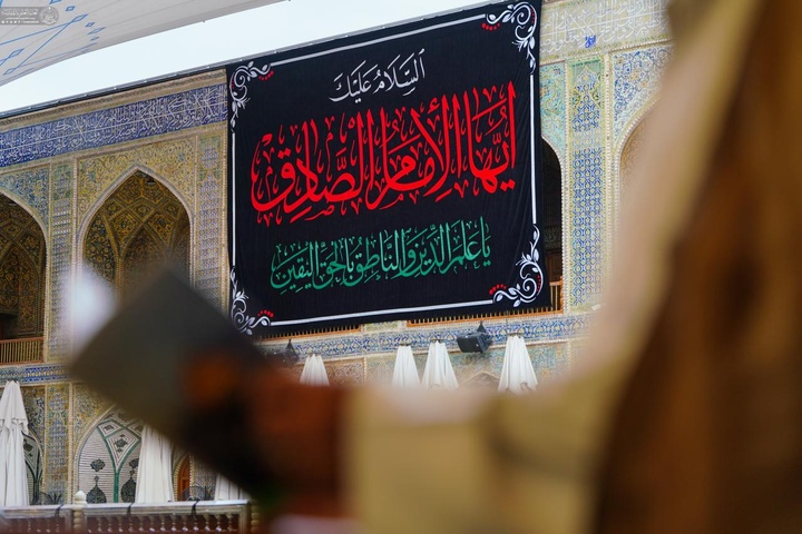 نصب کتیبه‌های شهادت امام صادق علیه‌السلام در حرم مطهر علوی