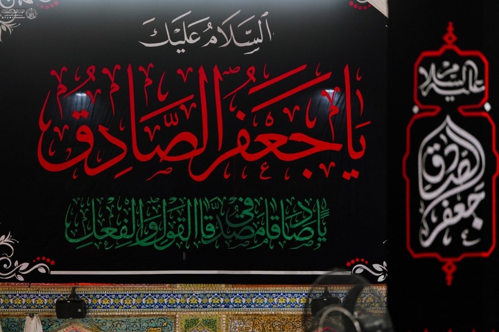 نصب کتیبه‌های شهادت امام صادق علیه‌السلام در حرم مطهر علوی