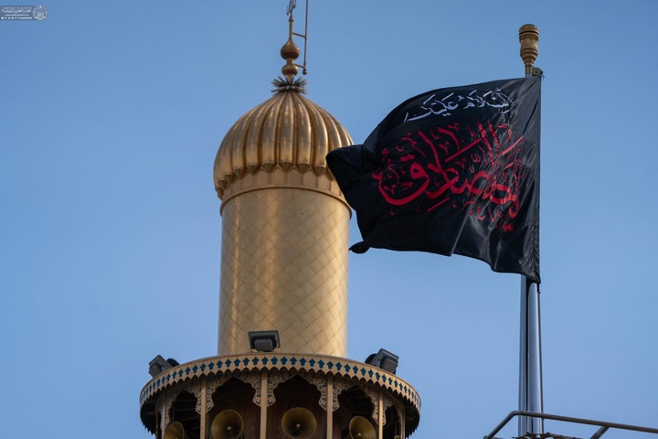 نصب کتیبه‌های شهادت امام صادق علیه‌السلام در حرم مطهر علوی