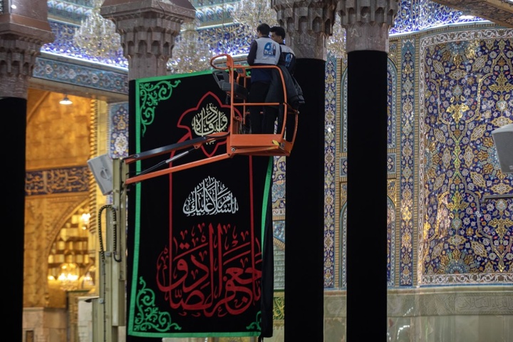 نصب کتیبه‌های شهادت امام صادق علیه‌السلام در حرم مطهر حسینی