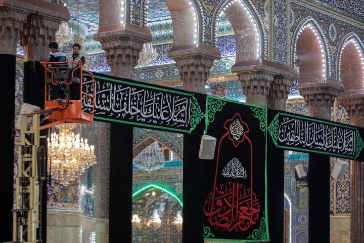 نصب کتیبه‌های شهادت امام صادق علیه‌السلام در حرم مطهر حسینی