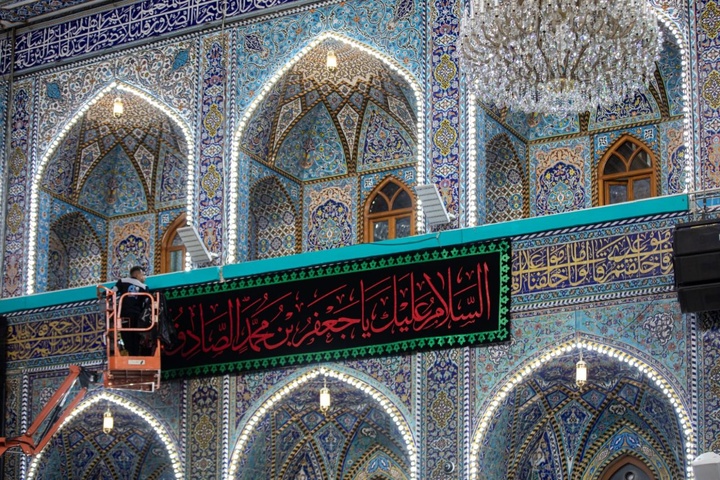 نصب کتیبه‌های شهادت امام صادق علیه‌السلام در حرم مطهر حسینی