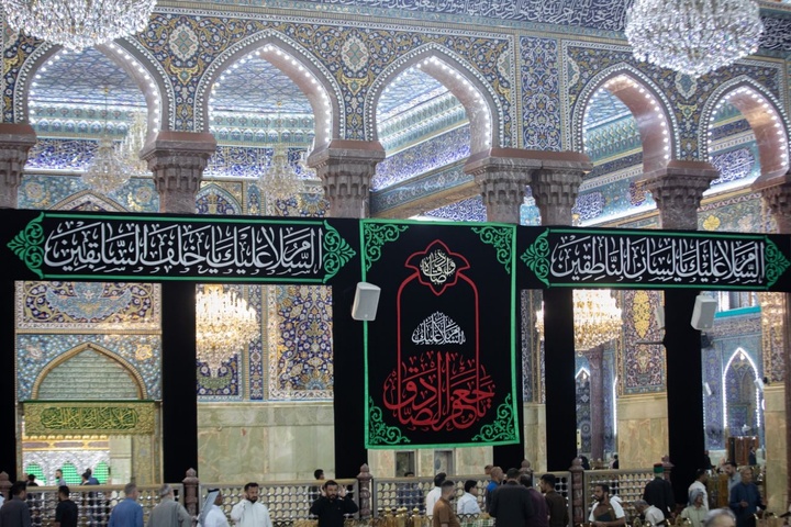 نصب کتیبه‌های شهادت امام صادق علیه‌السلام در حرم مطهر حسینی