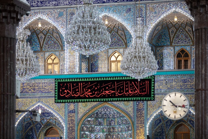 نصب کتیبه‌های شهادت امام صادق علیه‌السلام در حرم مطهر حسینی