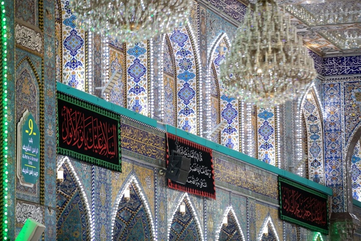 نصب کتیبه‌های شهادت امام صادق علیه‌السلام در حرم مطهر حسینی