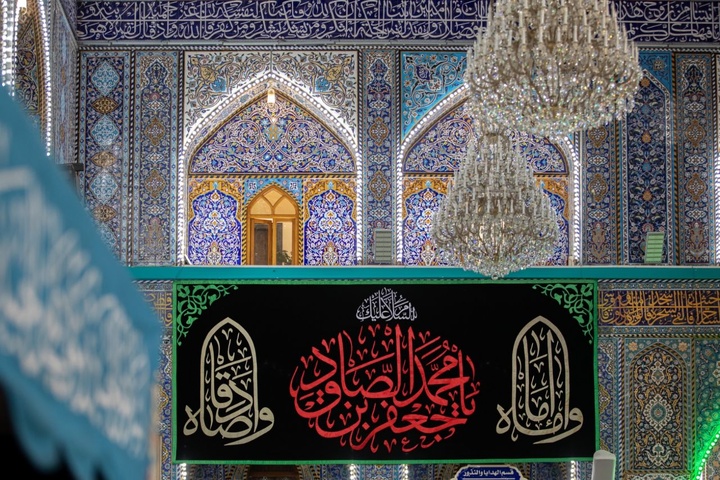 نصب کتیبه‌های شهادت امام صادق علیه‌السلام در حرم مطهر حسینی