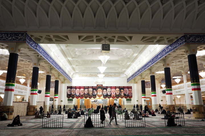 حرم بانوی کرامت در سوگ شهادت امام صادق(ع) سیاه‌پوش شد