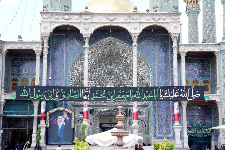 حرم بانوی کرامت در سوگ شهادت امام صادق(ع) سیاه‌پوش شد