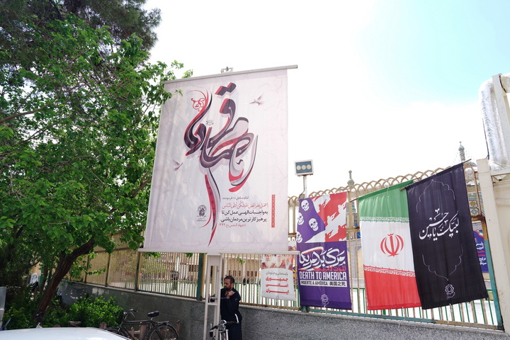 حرم بانوی کرامت در سوگ شهادت امام صادق(ع) سیاه‌پوش شد